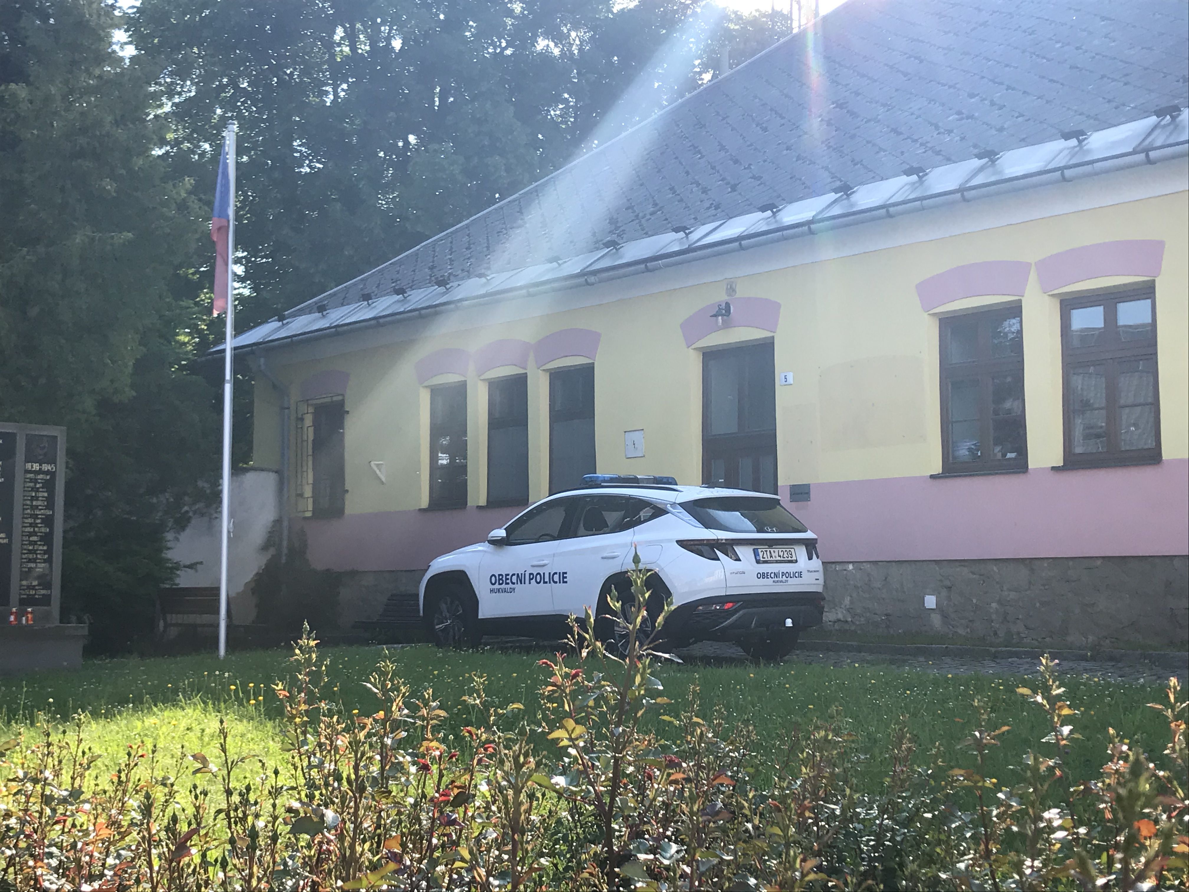 Obecní_policejní_auto_před_služebnou image Obecní policejní auto před služebnou